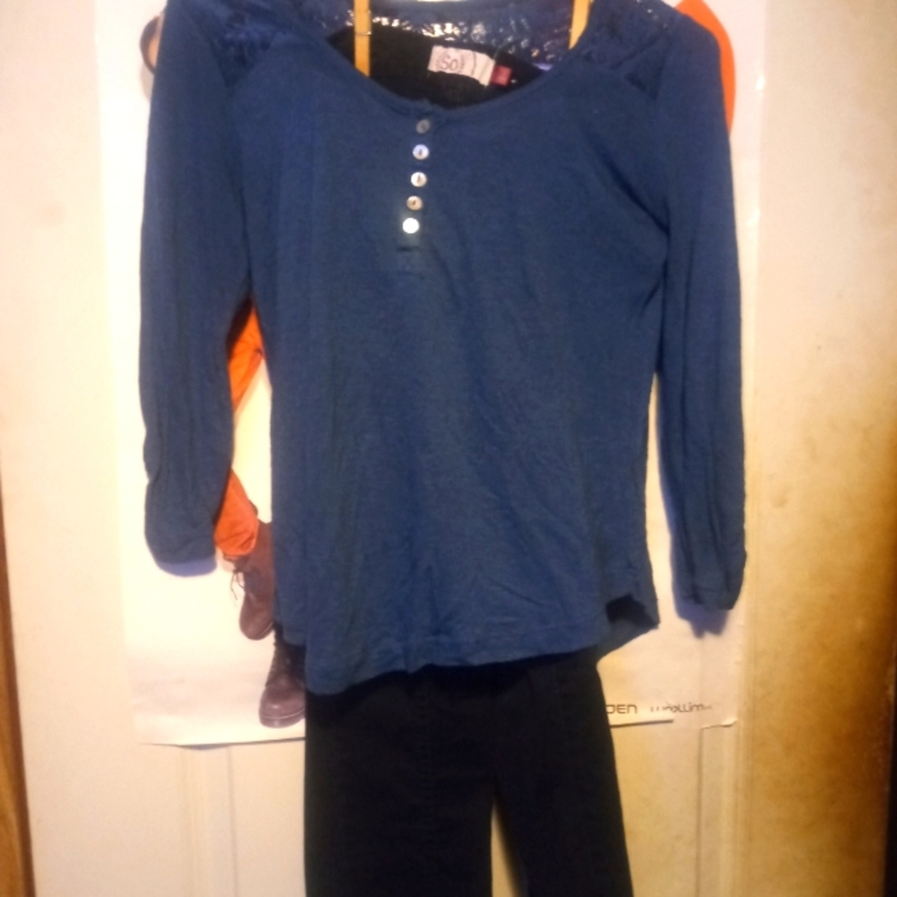 Navy long sleeve + skinny jeans outfit combo